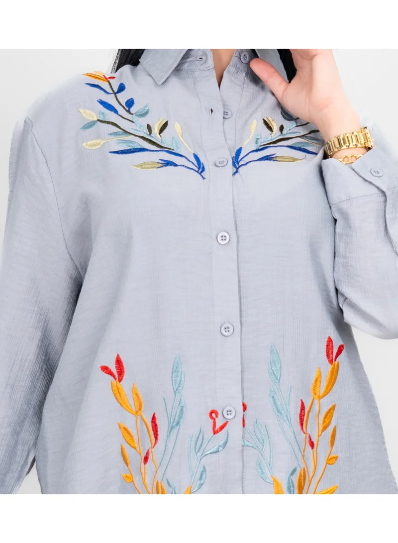 اكسا طقم عصري من قطعتين، قميص وبنطال سادة بتفاصيل تطريز ملونة